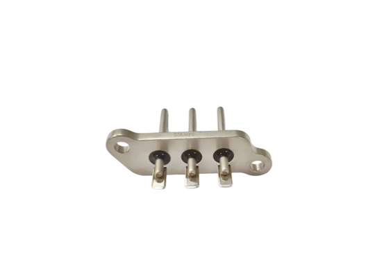 Conector hermético para vehículos eléctricos con aislante cerámico que utiliza 45 placas de acero para garantizar una conectividad duradera y eléctrica